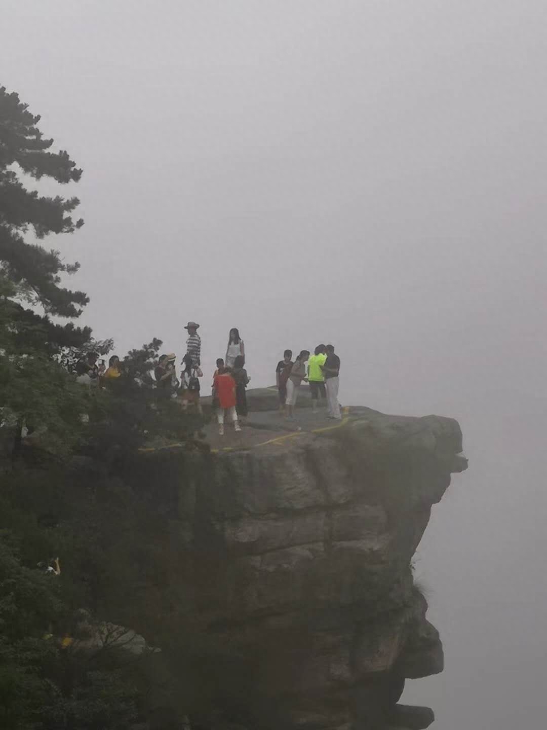 九江庐山的云雾是十分漂亮，千姿百态，云雾说来就来，说走就走