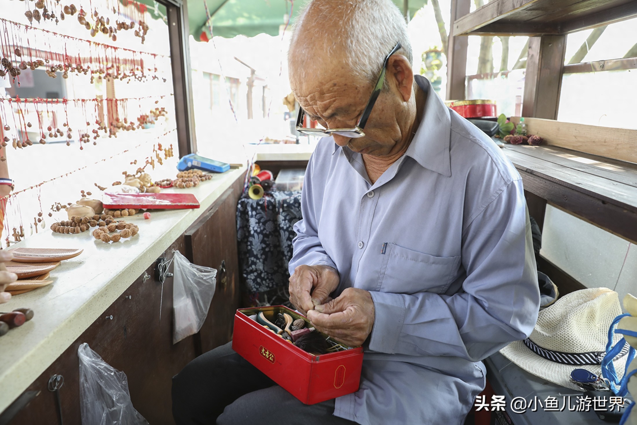 7旬老人40多年的老手艺，一枚桃核经过加工卖500元