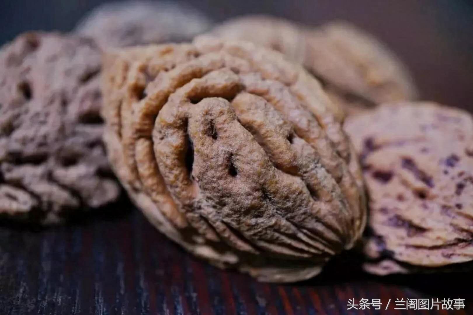 核雕：传统民间微型雕刻工艺，这件《君子四爱》的刻画惟妙惟肖